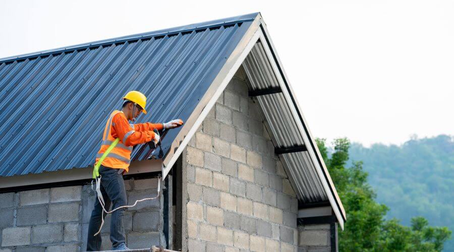 Professional gutter cleaning in Wood River, IL
